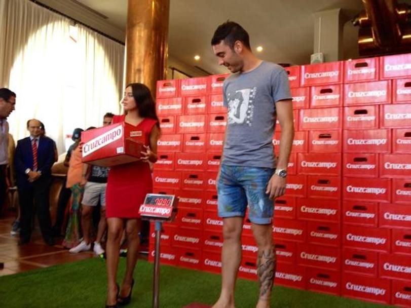 Iago Aspas, 27 anni,  un intruso alla presentazione: l&#39;attaccante  arrivato soltanto durante l&#39;estate a Siviglia dopo una stagione altalenante in Premier col Liverpool. @SevillaFC